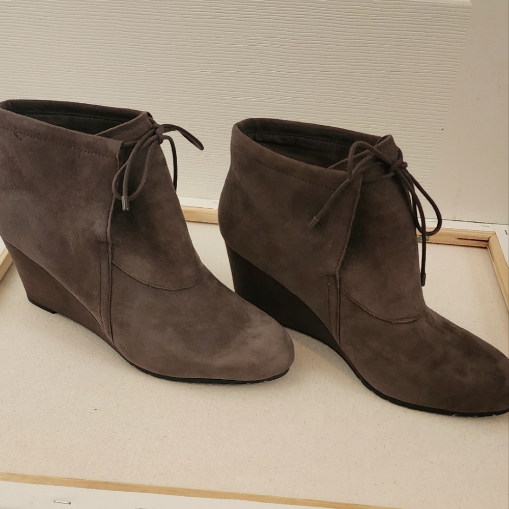 Easy Spirit Bootie, women size 10, brown, suede